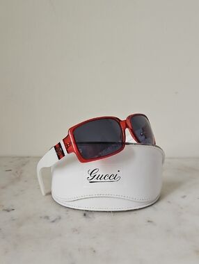 GUCCI: Red Frame 2563 logo sunglasses